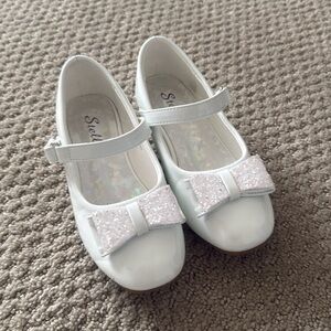Girls size 11 White Mary Jane dress shoes